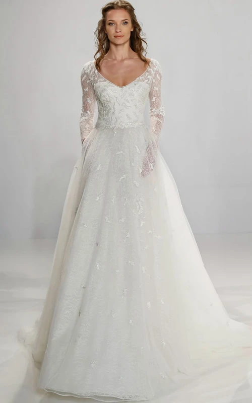 Vestido de novia de tul de manga larga con escote en V y corte en A, adornado con cuentas y efecto ilusión.