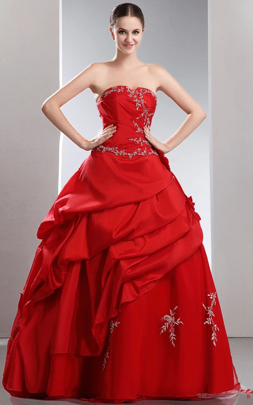 Robe de bal flamboyante en taffetas à volants, coupe trapèze, ornée de perles et de broderies