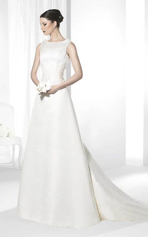 Robe de mariée maxi en satin, coupe trapèze, sans manches, col rond, coupe trapèze.