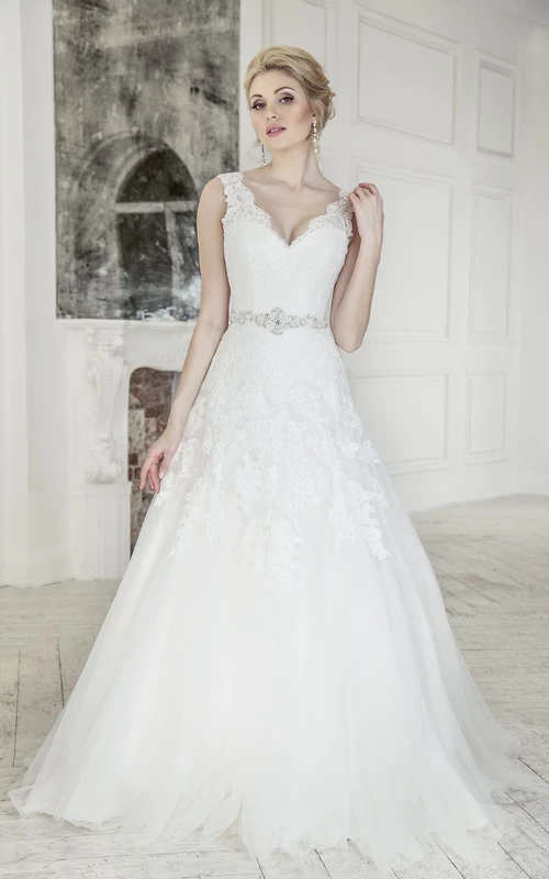 Vestido largo de corte A con escote en V, sin mangas, espalda baja en V y encaje de tul, con joyas en la cintura.