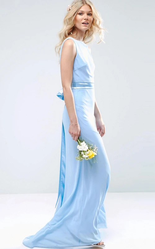Vestido de dama de honor de gasa sin mangas con cuello alto, lazo y espalda en V profunda.
