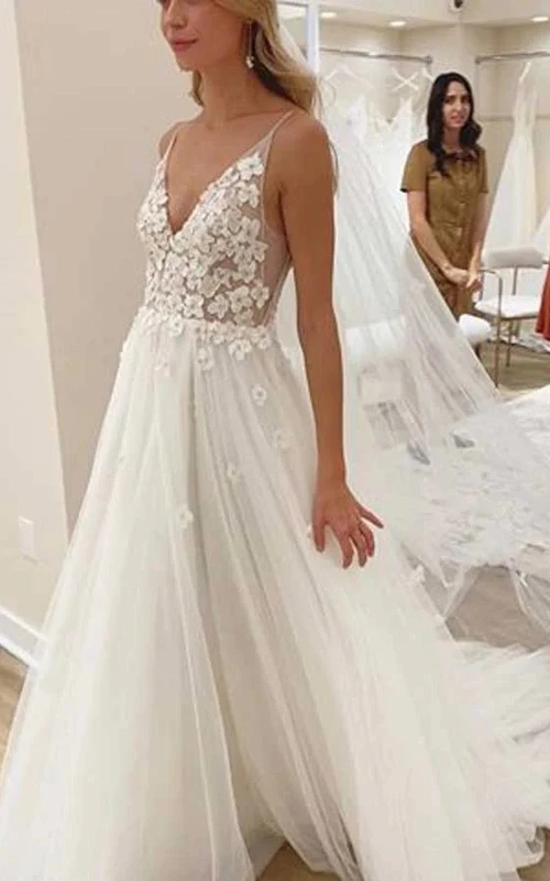 Vestido de novia de tul plisado con escote en V de tirantes finos, corte imperio, cola larga y apliques de encaje.