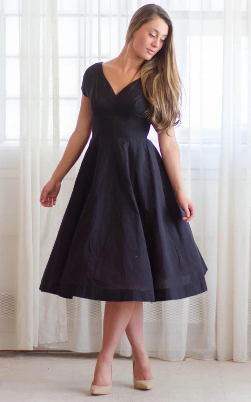 Lässiges Kleid mit V-Ausschnitt, Teelänge und kurzen Ärmeln