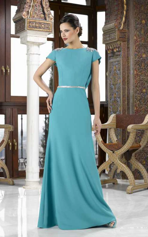 Vestido largo de jersey con cuello joya, mangas cortas y detalles de cuentas para la madre de la novia