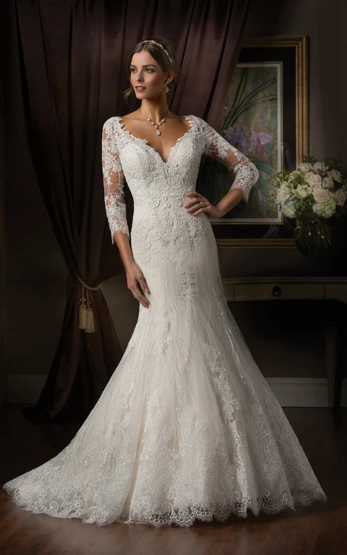 Vestido de novia de sirena de 3-4 mangas con apliques de ilusión y espalda con abertura en forma de ojo de cerradura.