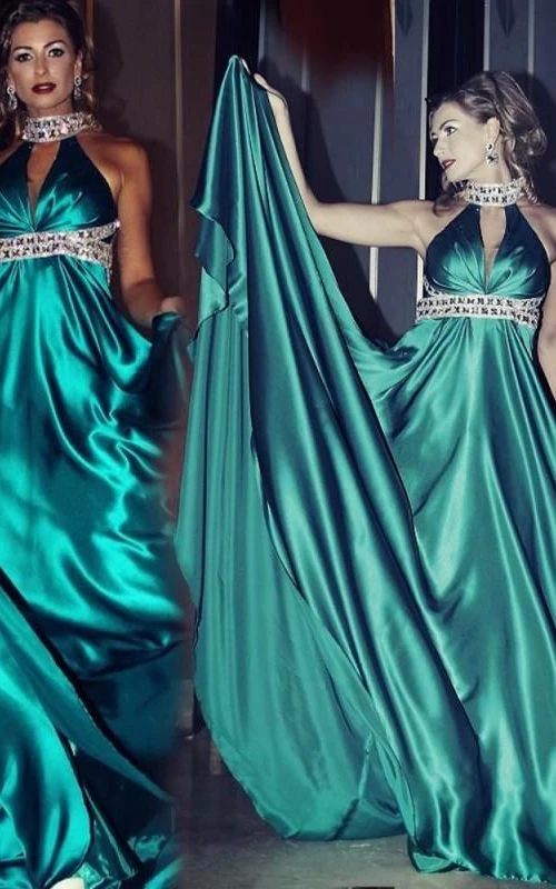 Glamuroso vestido de fiesta sin mangas con cuello alto y cristales.