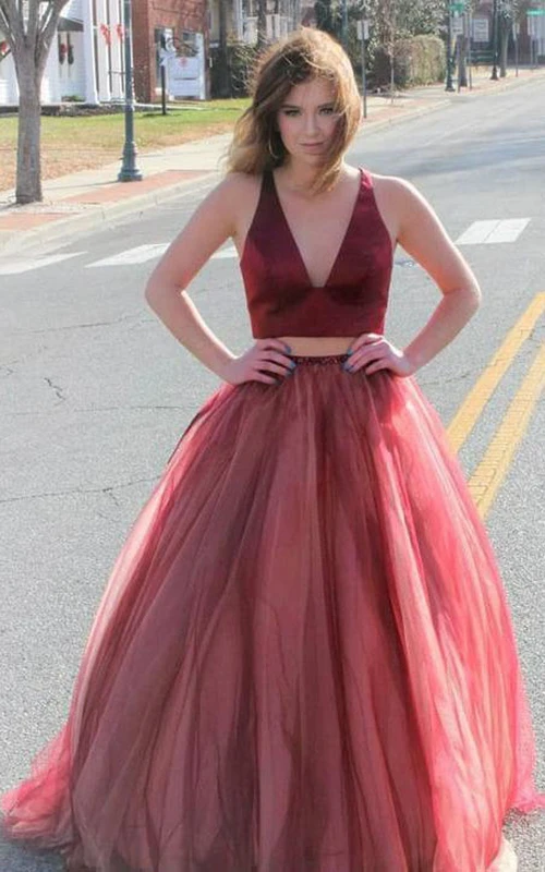 Sencillo vestido de fiesta de dos piezas largo hasta el suelo, sin mangas, de tul, con cremallera y lazo.