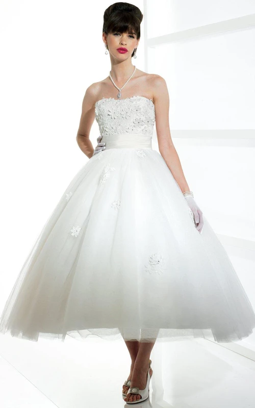 Vestido de novia de tul sin tirantes con apliques, corte en A y largo hasta la rodilla