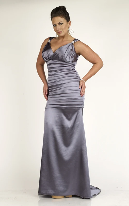 Vestido tubo largo hasta el suelo con escote en V, sin mangas, de satén, con fruncido, cola larga y espalda baja en V.