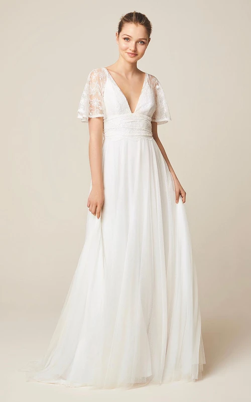 Magnífico vestido de novia bohemio de encaje y tul con escote en V y mangas cortas
