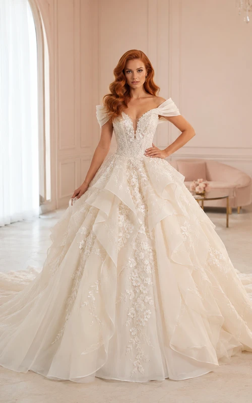 Robe de bal en dentelle florale à épaules dénudées et manches courtes, robe de mariée luxueuse avec traîne chapelle et applications.
