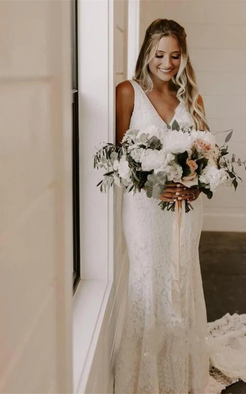 Vestido de novia bohemio sin mangas con escote en V y cola de encaje etéreo