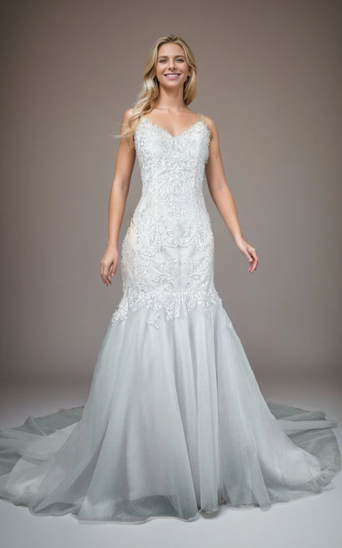 Meerjungfrauen-Brautkleid mit Spaghettiträgern, Perlenstickerei und Spitzenapplikationen sowie Tüllrock