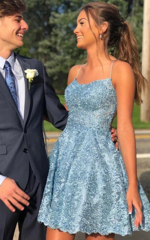 Robe de bal moderne trapèze en dentelle mini sans manches dos nu ornée de perles