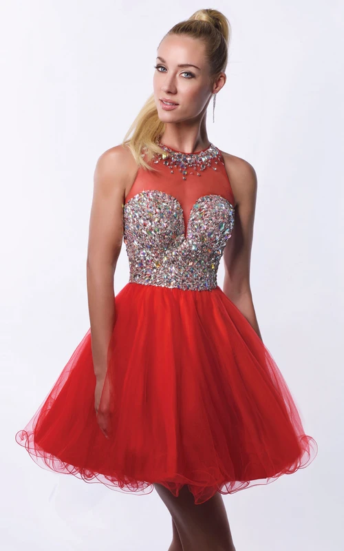 Vestido de fiesta sin mangas de satén con apliques y escote barco, estilo tubo, con espalda descubierta.
