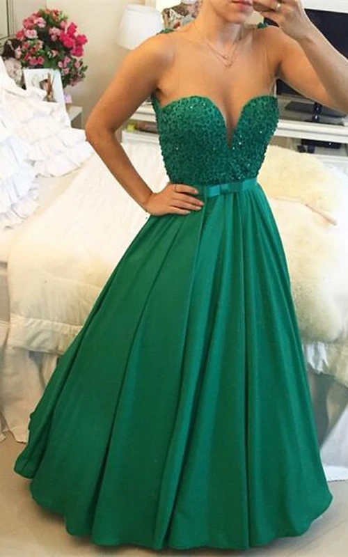 Precioso vestido de noche sin mangas con pedrería y escote corazón