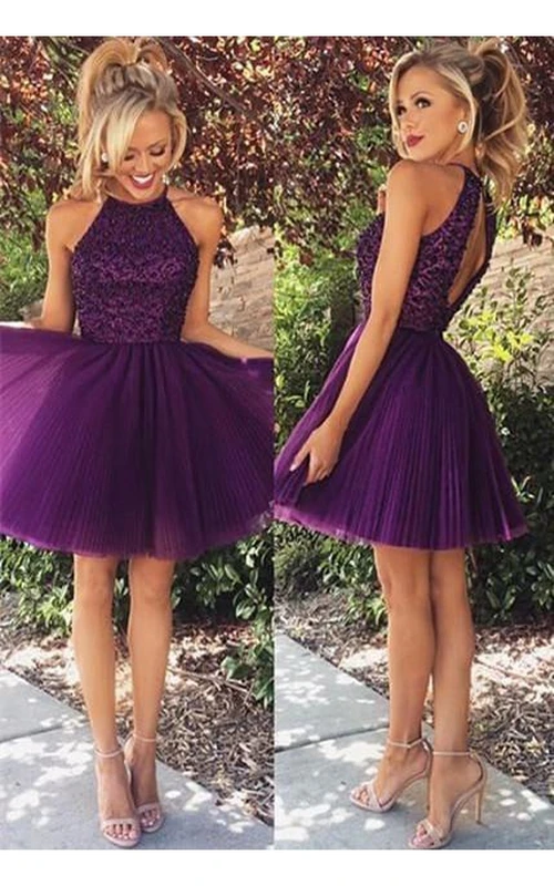 Robe de bal courte élégante à col montant et perles violettes