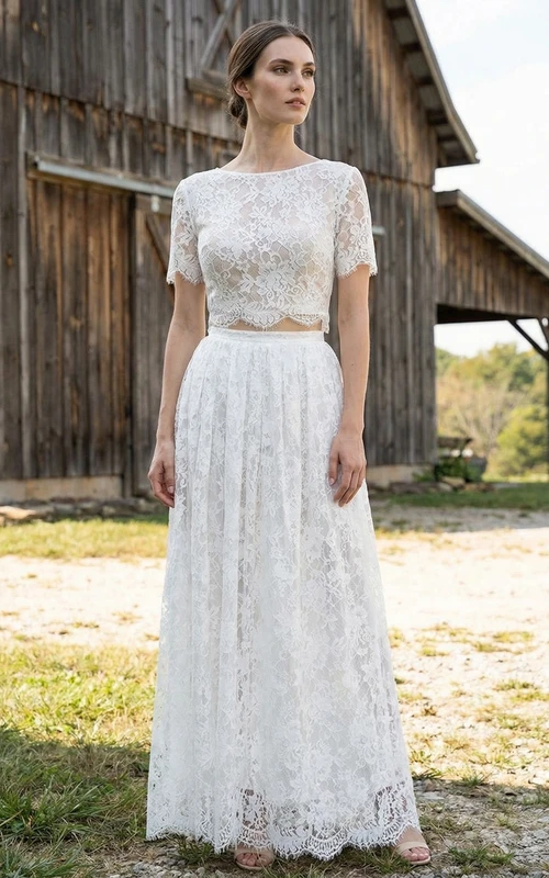Robe de mariée en dentelle à col rond et manches t-shirt