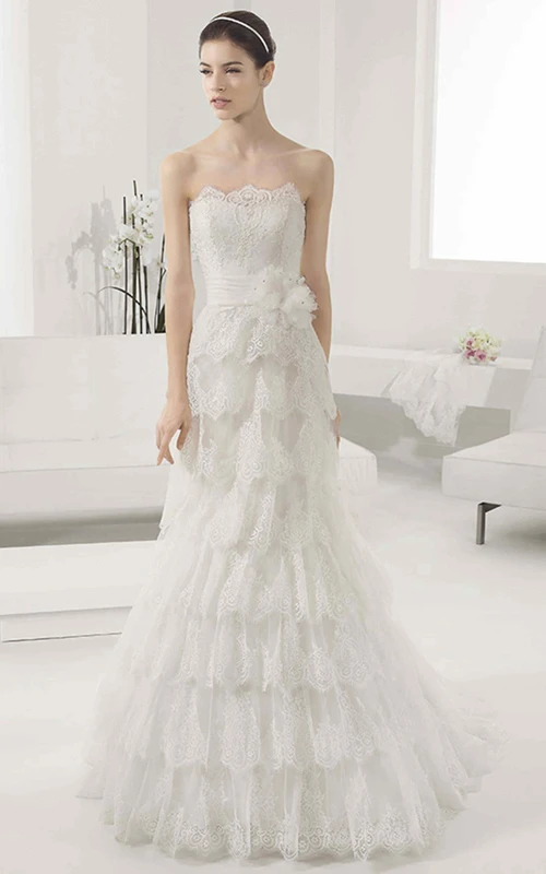 Ballkleid aus Spitze mit Muschelkantenausschnitt, Taillenblume und mehrlagigem Rock