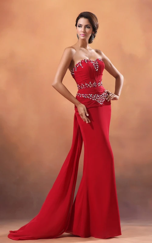 Chiffon-Etui-Kleid mit Paillettenbesatz und herzförmigem Ausschnitt