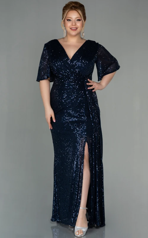 Vestido de talla grande para la madre de la novia con mangas de poeta, corte imperio, abertura frontal y fruncido.