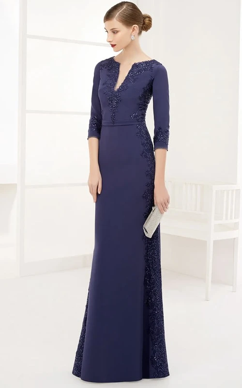 Vestido de fiesta largo ajustado con apliques, escote en V y mangas 3-4 con pedrería.