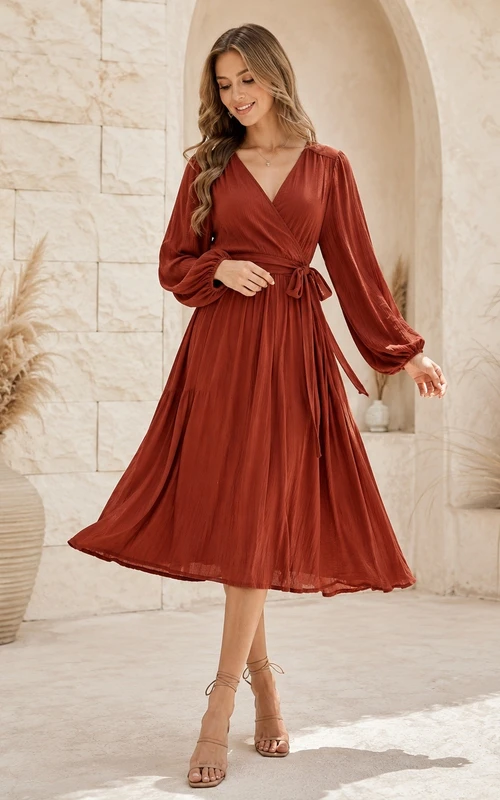 Vestido de noche asimétrico de gasa roja con escote en V y mangas largas, corte en A, largo hasta la rodilla.