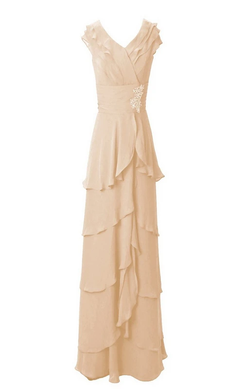 Vestido largo de gasa con mangas cortas y volantes, adornado con lentejuelas.