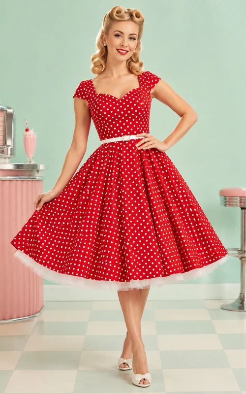 Vestido de cóctel vintage de satén rojo con lunares, escote corazón y mangas cortas.