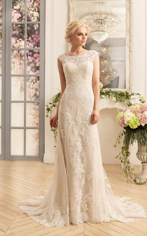 Vestido de novia de encaje transparente hasta el suelo con escote redondo, mangas cortas y apliques, ideal para la renovación de votos.