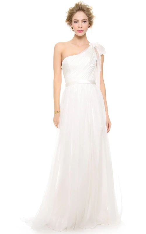 Vestido largo asimétrico de organza con corte en A y fajín de satén.