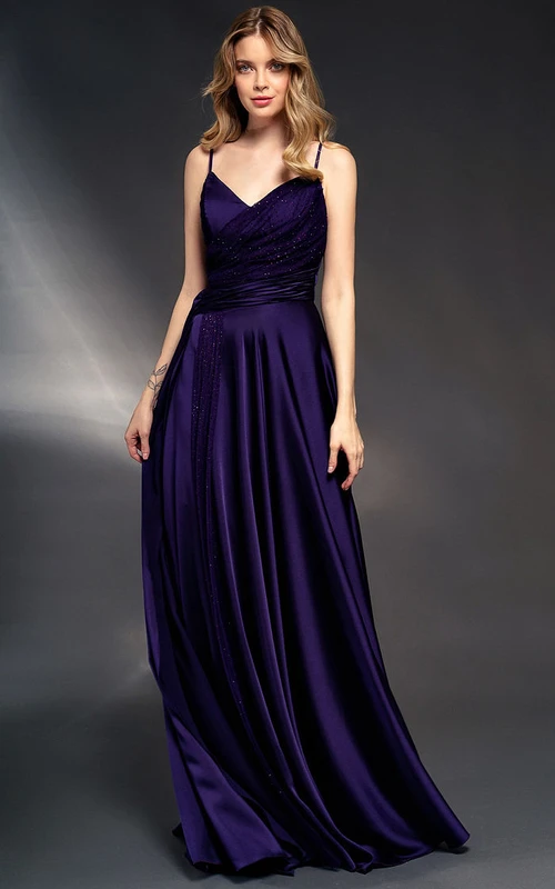 Vestido formal ajustado sin mangas con fruncido lateral y detalles de pedrería, estilo fiesta de espaguetis.