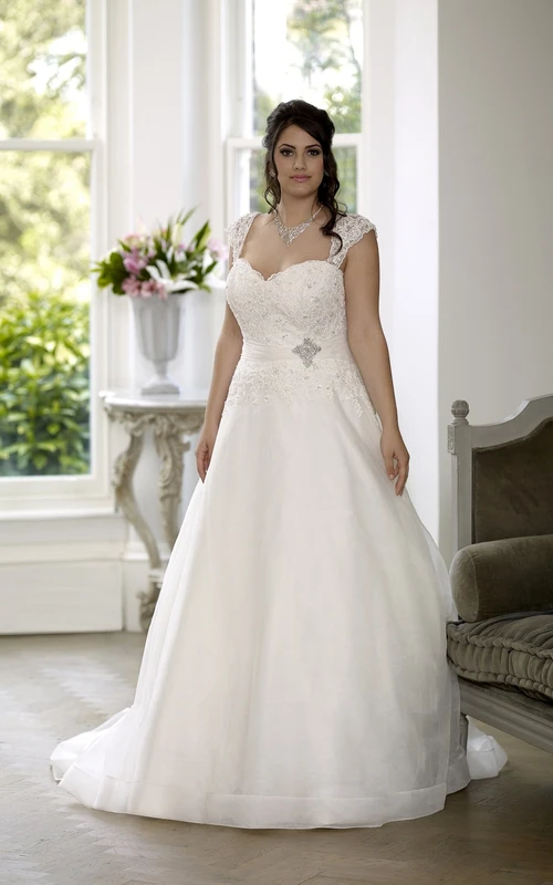 Ballkleid im Queen-Anne-Stil, bodenlang, ärmellos, aus Satin, mit Hofschleppe, Schnürung am Rücken und Applikationen