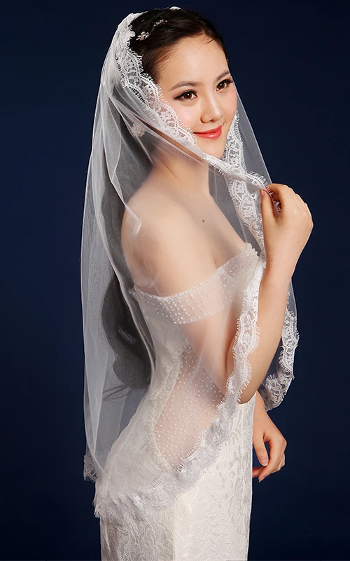Voile de mariée court en tulle, style simple, arrivant au bout des doigts et bordé de dentelle.