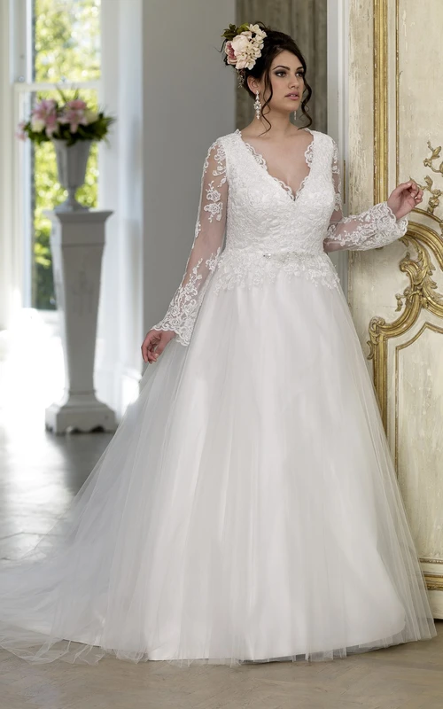 Robe de bal longue jusqu'au sol, col en V, manches longues bouffantes, en satin et tulle, traîne courte, dos lacé et appliqués.