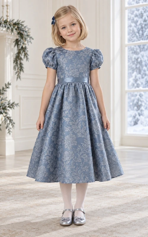 Staubblaues, geblümtes Brokatkleid mit Puffärmeln und Teelänge für Blumenmädchen