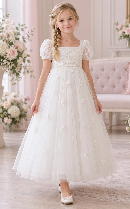 Vestido de niña de flores blanco, modesto, con escote cuadrado, estampado floral, corte en A, tul, mangas abullonadas y largo hasta los tobillos.