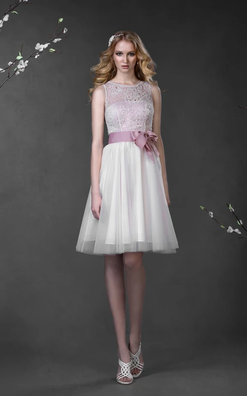 Vestido corto de tul de encaje con escote redondo, sin mangas, espalda baja en V y lazo.