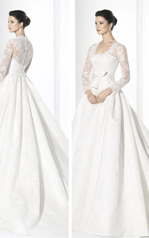 Vestido de novia de encaje de manga larga hasta el suelo con escote cuadrado, lazo y transparencias.