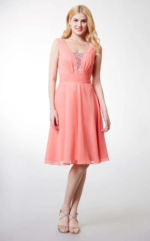 Glitzerndes knielanges Chiffonkleid mit Rundhalsausschnitt und Perlenverzierungen