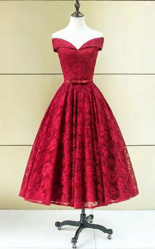 A-Linien-Abendkleid mit schulterfreiem Ausschnitt, Schleife und Spitzenschärpe, Teelänge