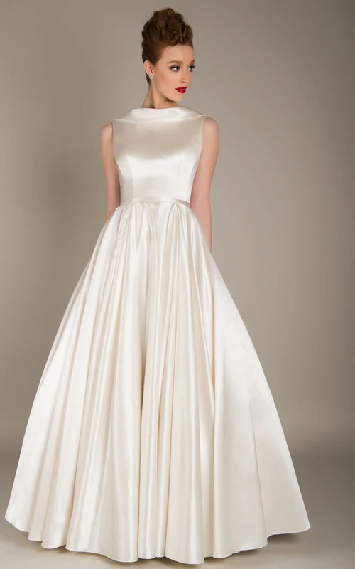 Elegantes, bodenlanges, ärmelloses Brautkleid aus Satin mit Rundhalsausschnitt und Raffungen