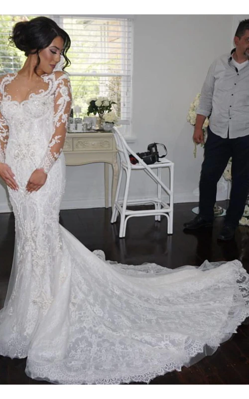 Robe de mariée sirène ornée de délicates appliques de dentelle et d'une traîne courte