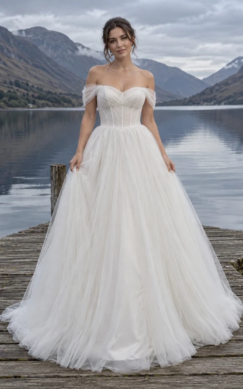Vestido de novia de gala de tul con hombros descubiertos, corpiño con escote corazón y espalda con abertura en forma de ojo de cerradura.
