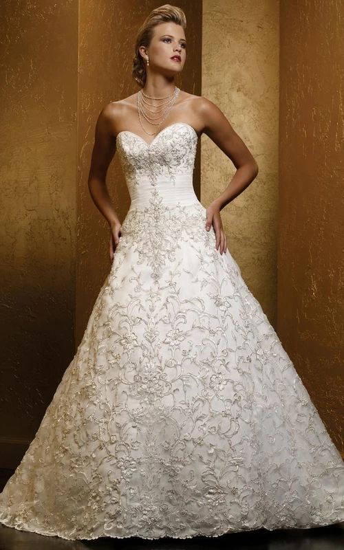 Robe de mariée longue en satin, coupe trapèze, décolleté cœur, broderies et dos corset.