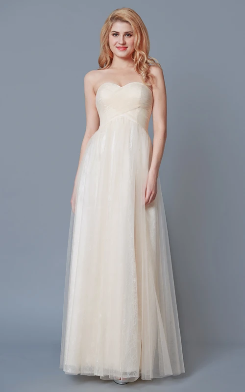 Robe en tulle trapèze à taille empire et décolleté cœur, doublure en dentelle