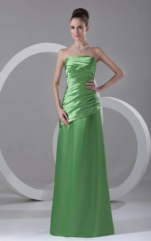 Vestido largo de satén sin tirantes con corpiño fruncido.