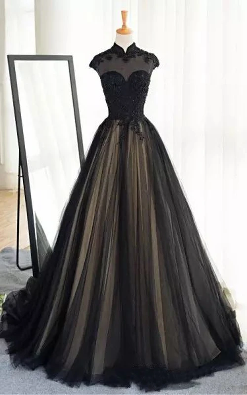 Vestido de novia de corte A, tul de encaje, cuello alto, manga corta, largo hasta el suelo, con cola de corte princesa, apliques y pliegues.