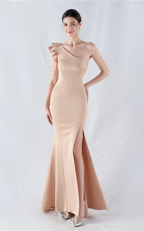 Vestido de noche asimétrico de satén con escote alto y cuello oblicuo, adornado con cuentas.