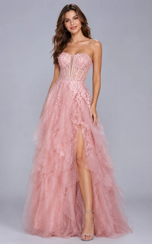 Vestido de fiesta de tul en rosa rubor, sin tirantes, corte en A, largo hasta el suelo, con volantes y apliques.